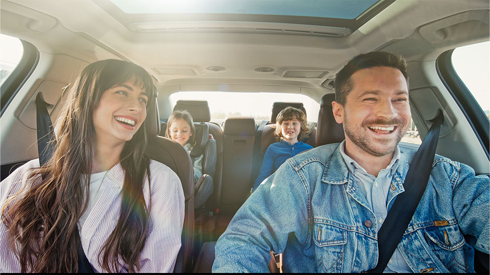 Šťastná rodina v autě_02