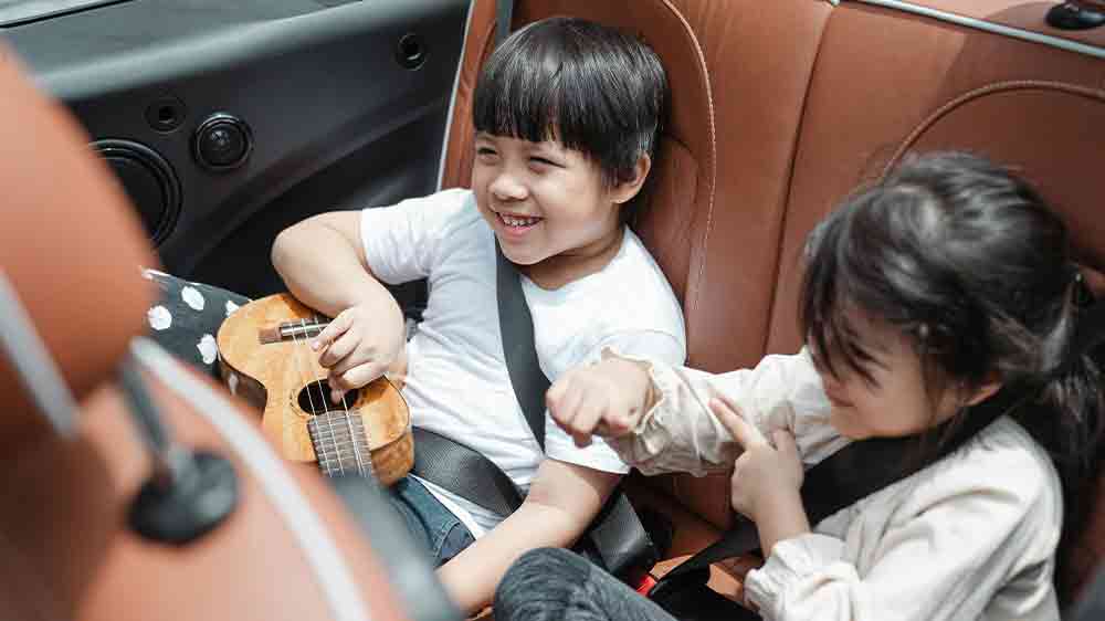 Deti sediace v aute _02