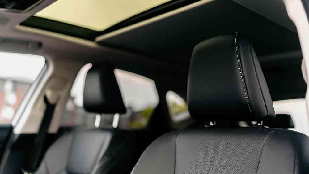 Detail opierky hlavy v aute _04