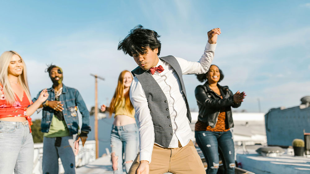 Tanč&iacute;c&iacute; lid&eacute; už&iacute;vaj&iacute;c&iacute; si hudbu_03