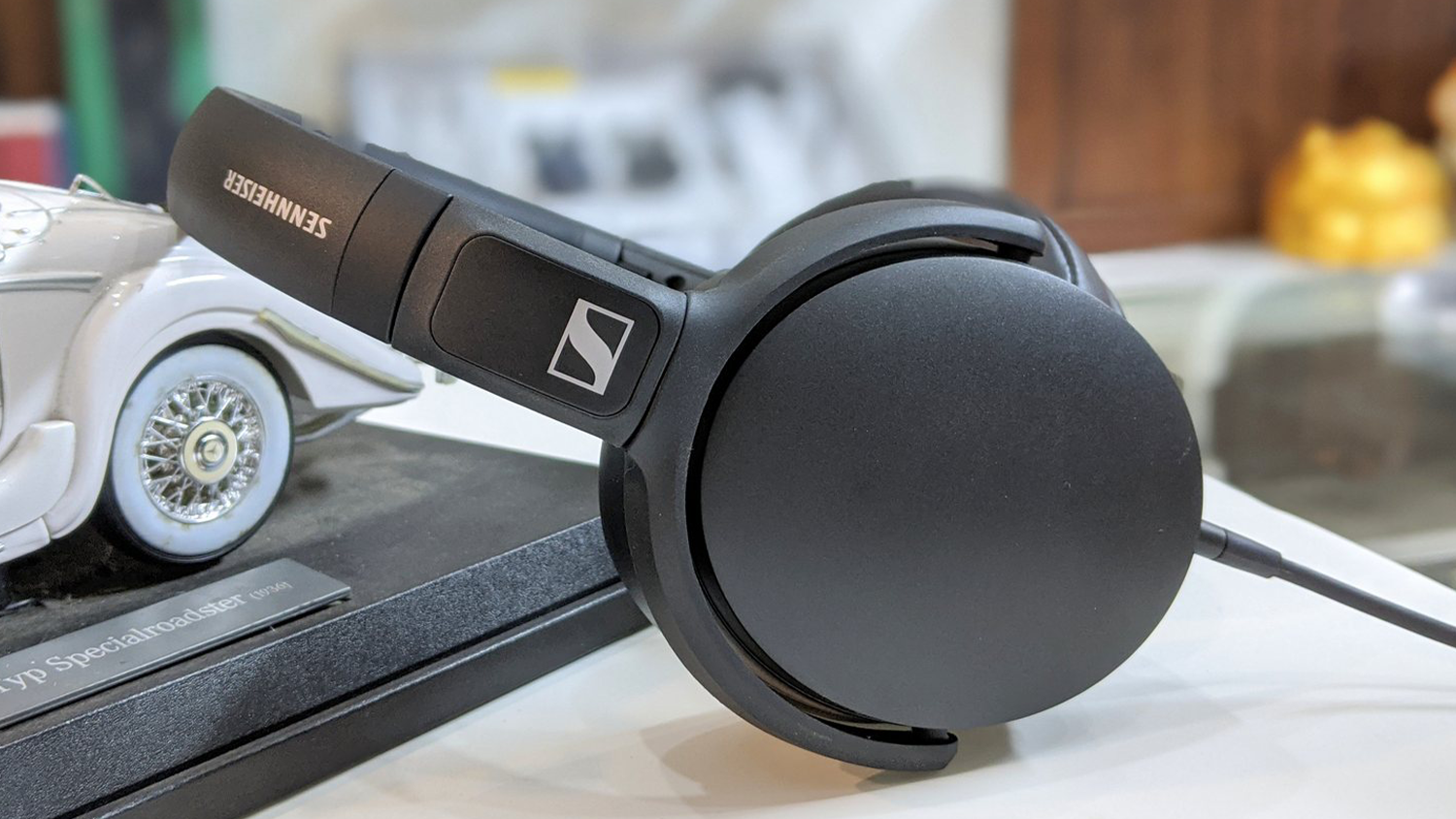 Slúchadlá Sennheiser HD 400S na stolíku