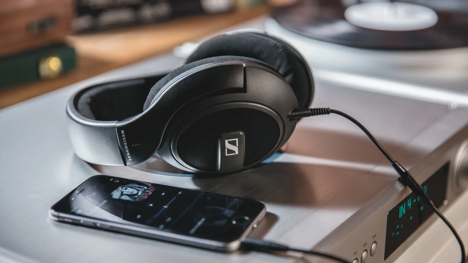 Slúchadlá Sennheiser HD 569 pripojené k smartfónu