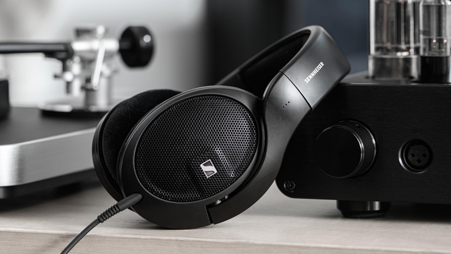 Slúchadlá Sennheiser HD560S ve studiu