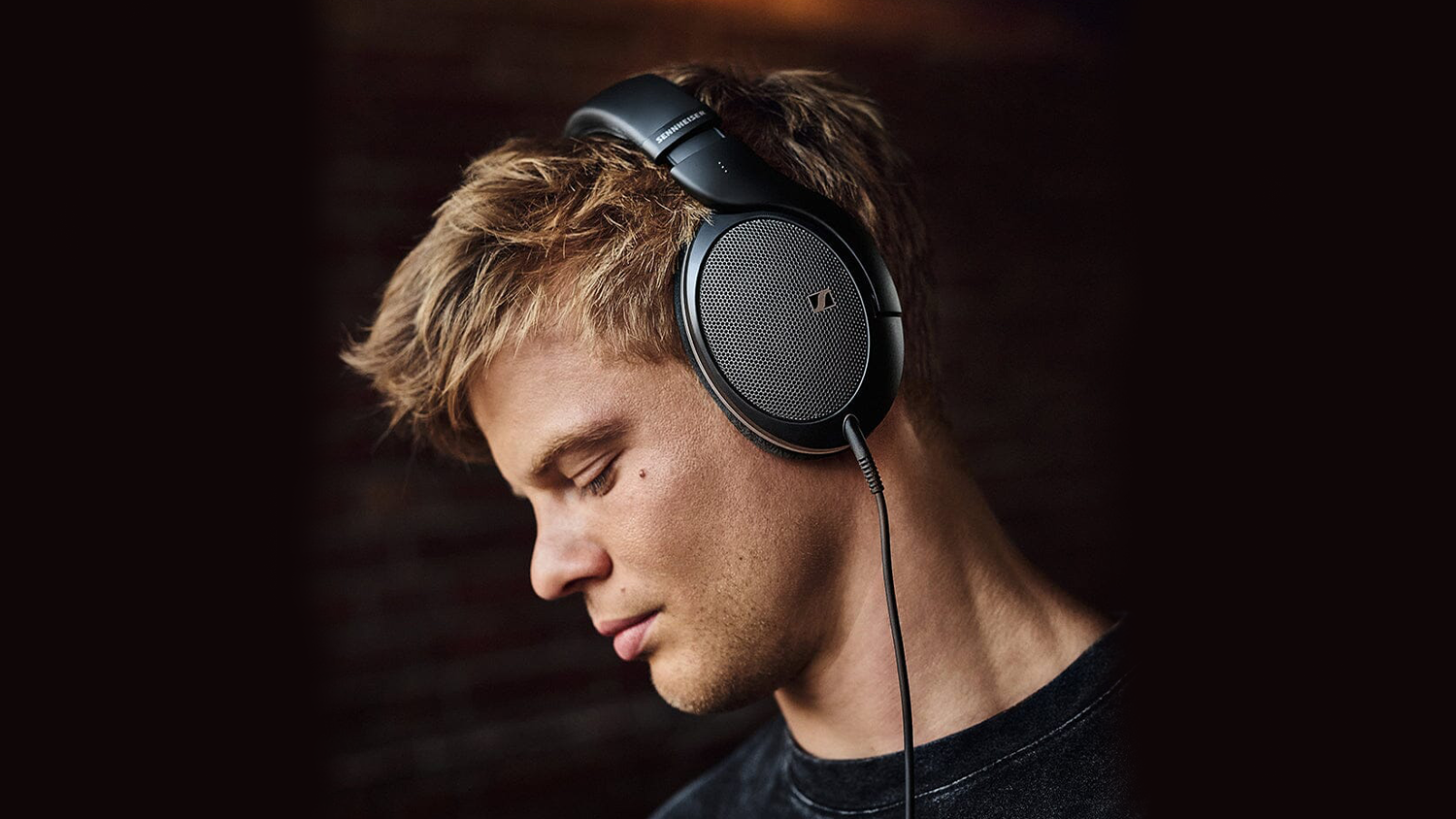 Muž počúvajúce slúchadlá Sennheiser HD 550
