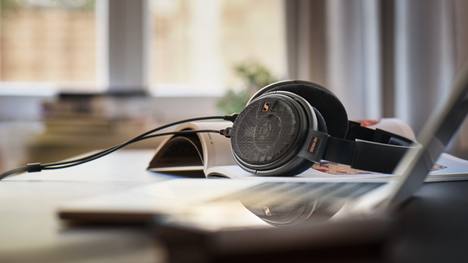Slúchadlá Sennheiser HD660S2 ležiace na notebooku