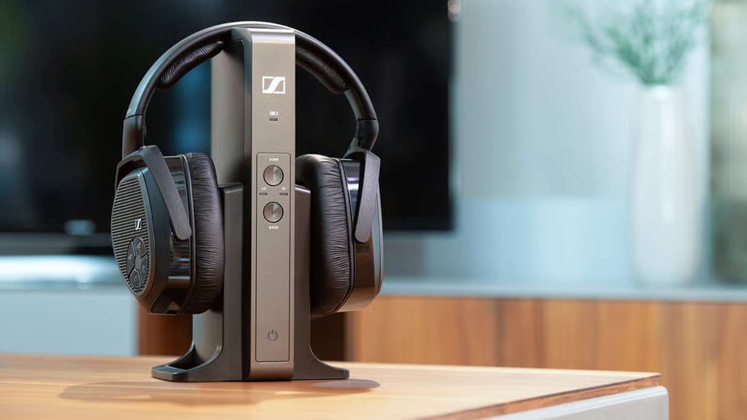Sennheiser RS 175 v dokovac&iacute; stanici na stole