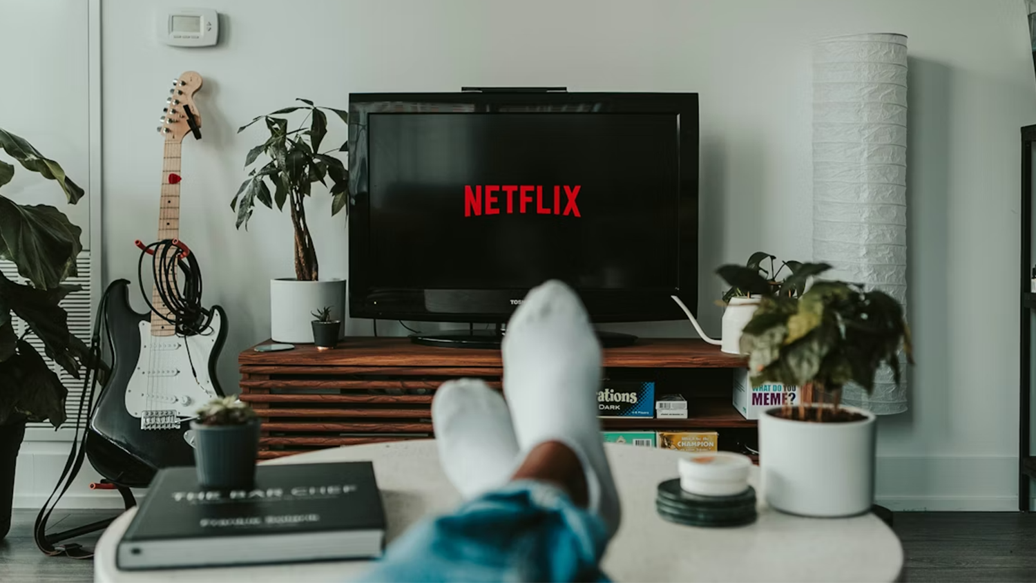 Ob&yacute;vac&iacute; pokoj s Netflixem v televizi v pozad&iacute;