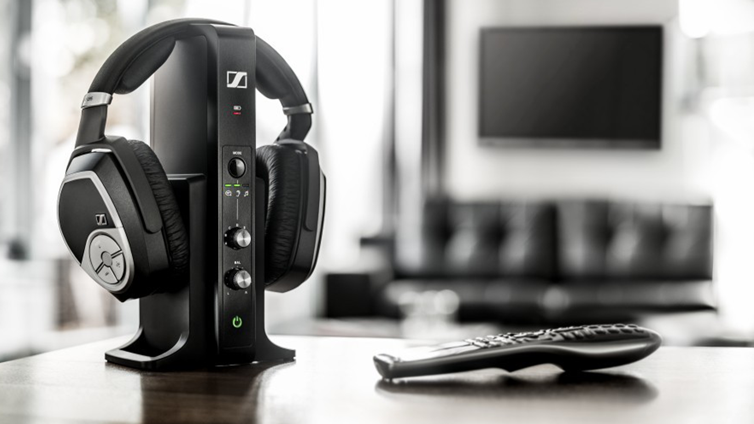 Sennheiser RS 195 na stole v ob&yacute;vac&iacute;m pokoji