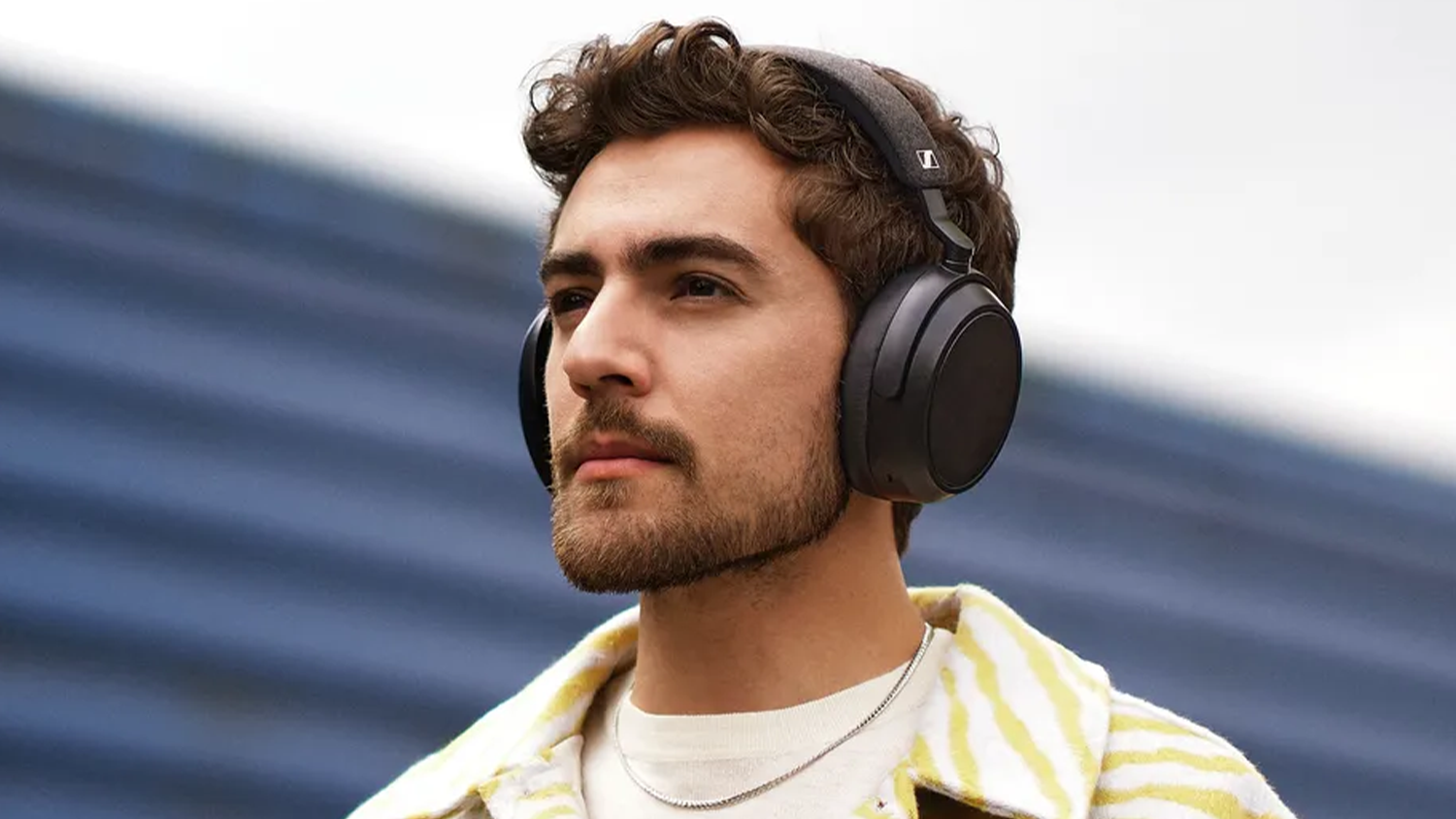 Muž se sluch&aacute;tky Sennheiser MOMENTUM 4 Wireless