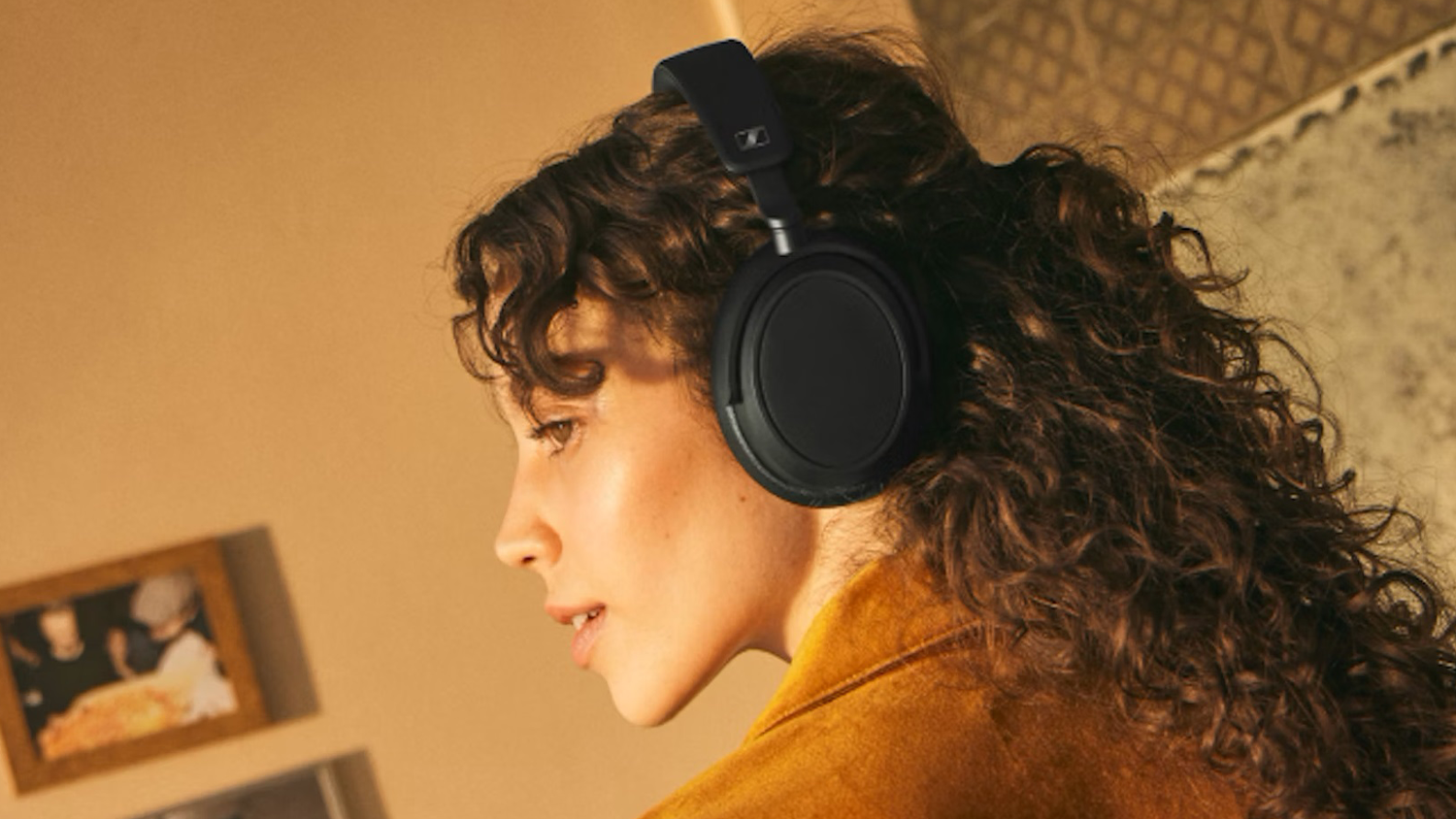 Žena so slúchadlami Sennheiser ACCENTUM Plus