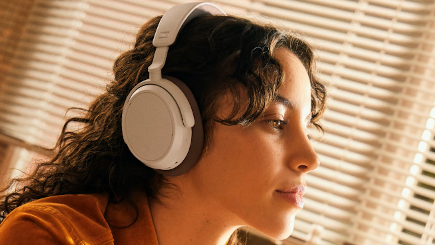 Žena so slúchadlami Sennheiser ACCENTUM Plus