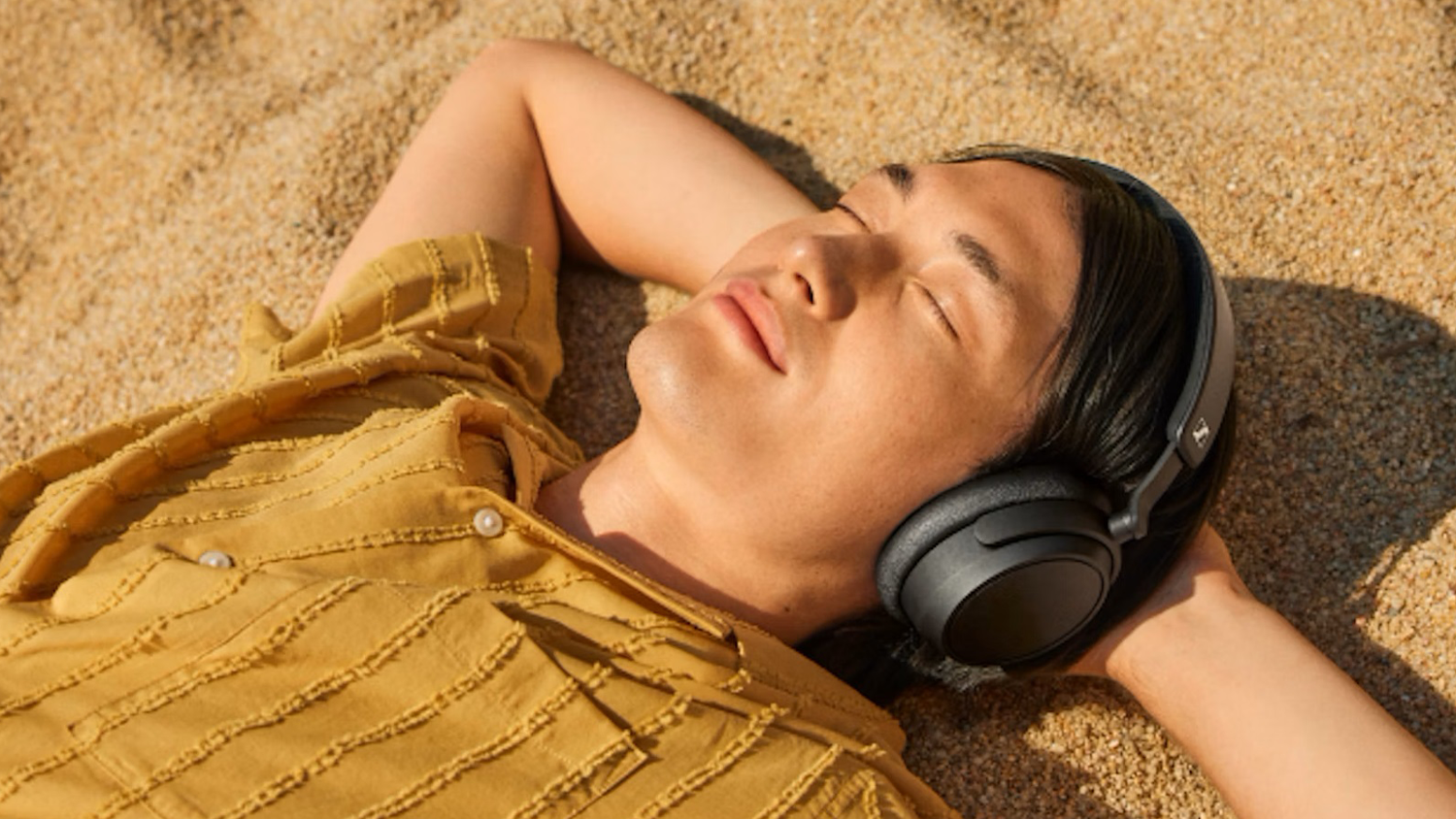 Muž so slúchadlami Sennheiser ACCENTUM Plus