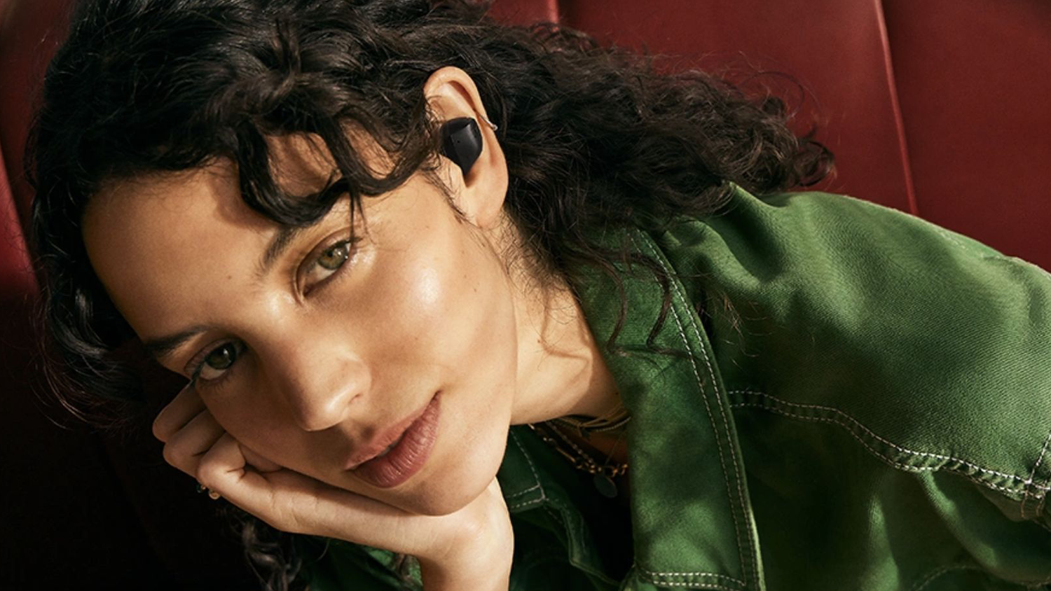 Žena s bezdrôtovými slúchadlami Sennheiser ACCENTUM True Wireless
