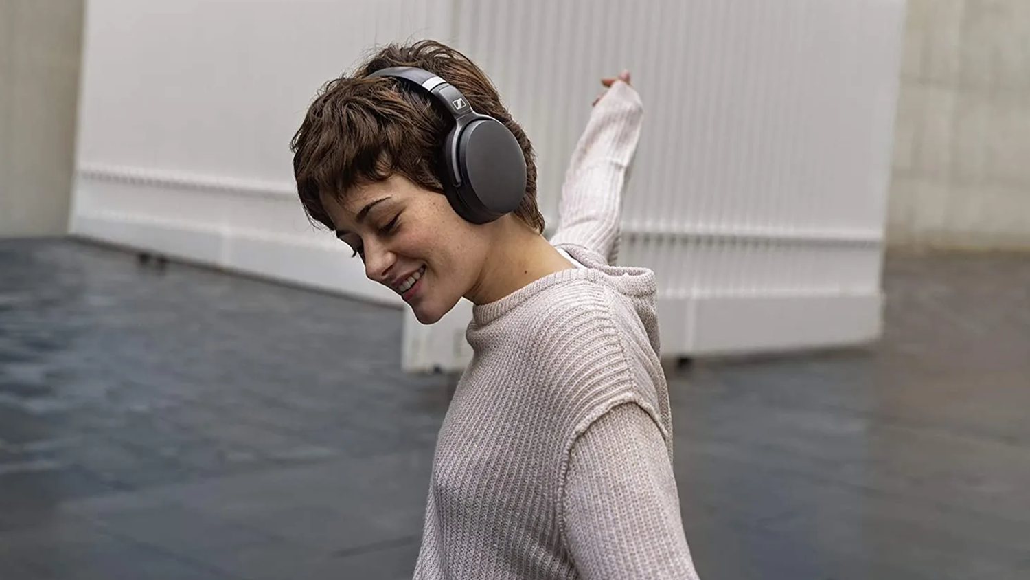 Žena so sl&uacute;chadlami Sennheiser HD 450BT