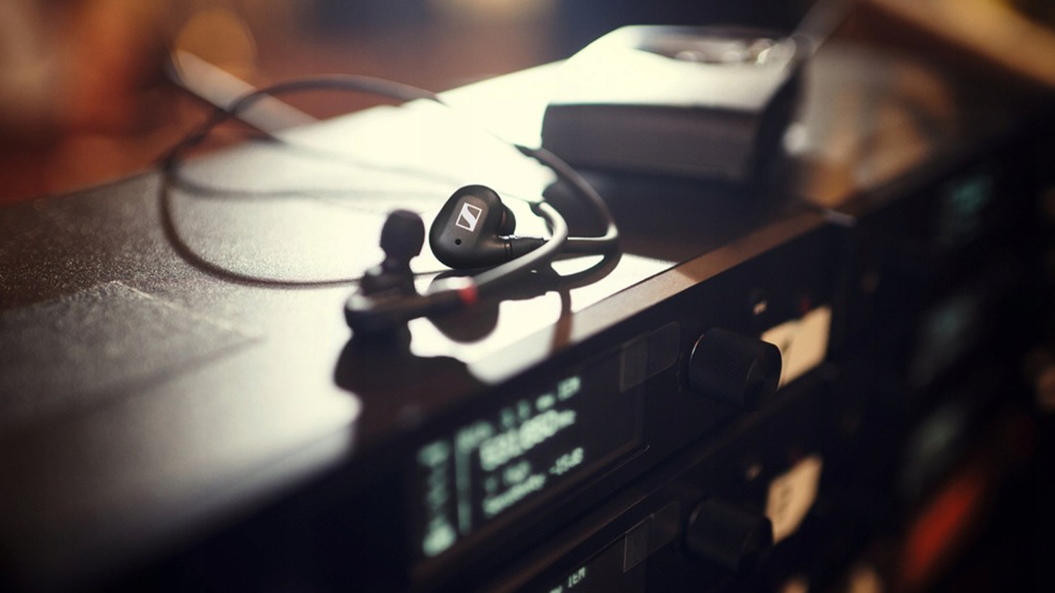 Sl&uacute;chadl&aacute; Sennheiser IE 100 PRO na zosilňovači