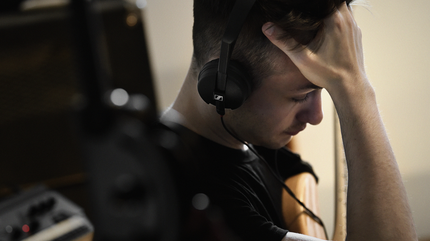 Zvukár so slúchadlami Sennheiser HD25 Light