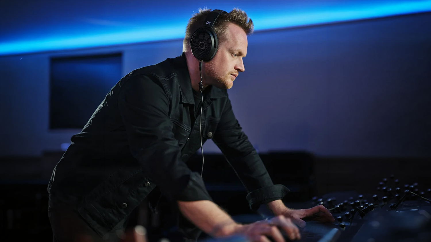 Muž so slúchadlami Sennheiser HD 490 PRO