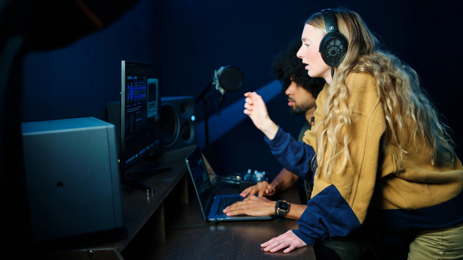 Dvojica využívajúca pri práci v štúdiu slúchadlá Sennheiser HD 490 PRO+
