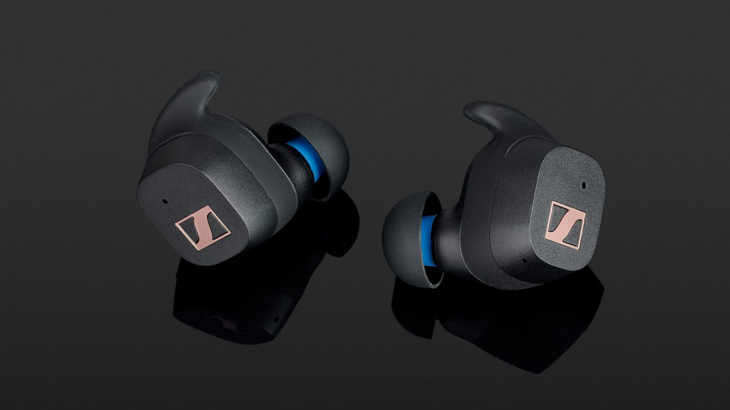 Sl&uacute;chadl&aacute; Sennheiser SPORT True Wireless na čiernej ploche