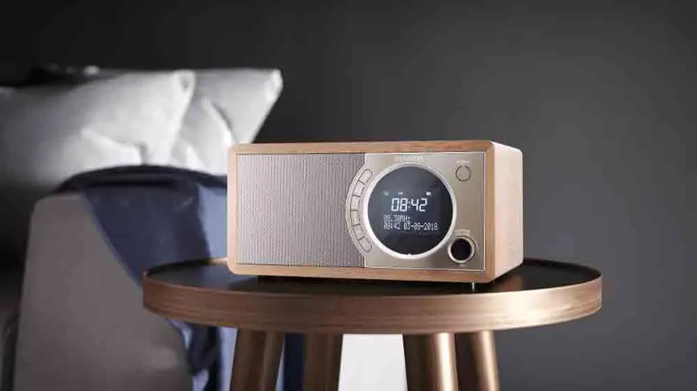 Radiopřij&iacute;mač Sharp DR-450BR na stolku _03