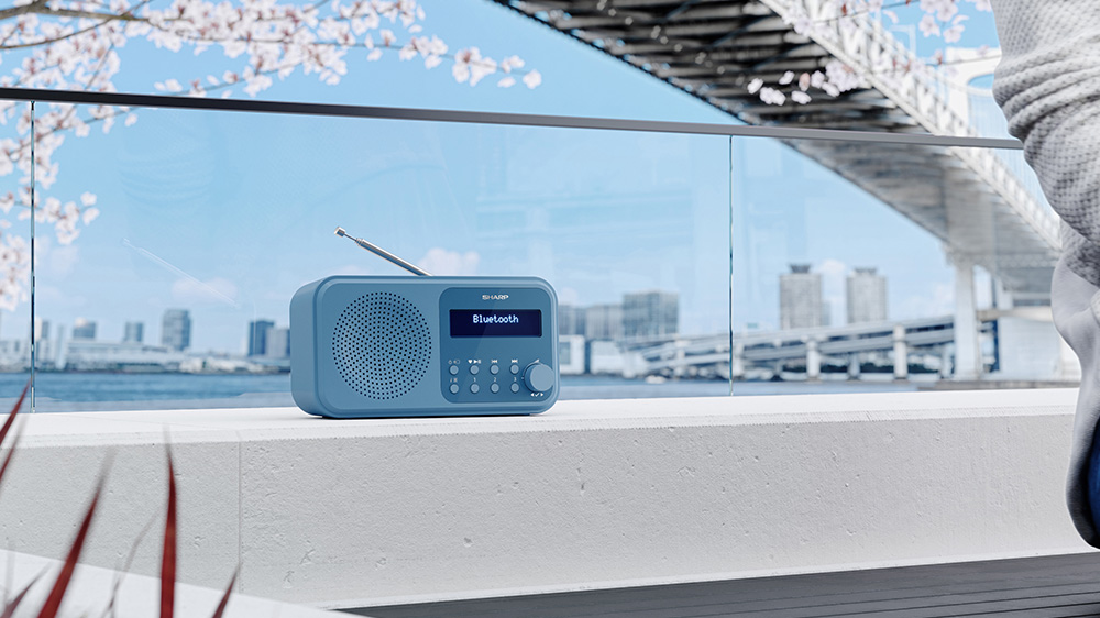 Prenosn&eacute; digit&aacute;lne r&aacute;dio Sharp Tokyo DR-P420 modr&eacute; demon&scaron;truj&uacute;ce kompaktn&eacute; rozmery a integrovan&yacute; držiak