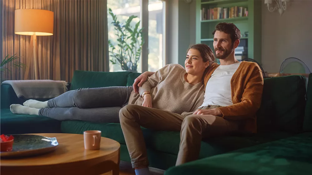 Lidé na pohovce koukající na televizi SHARP 24FH2EA_02