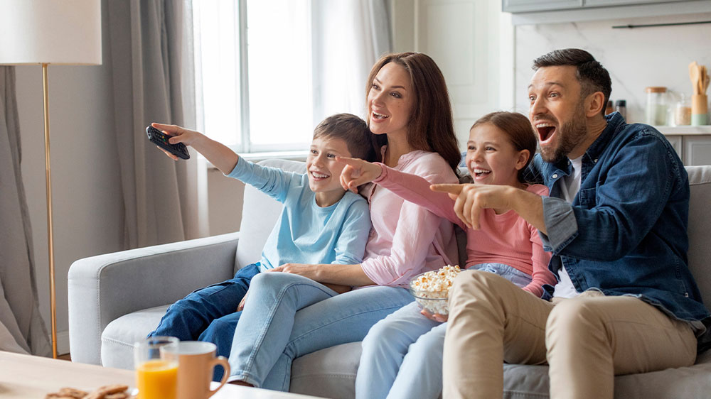 Rodina sleduje televizi SHARP 75FQ5EA_05