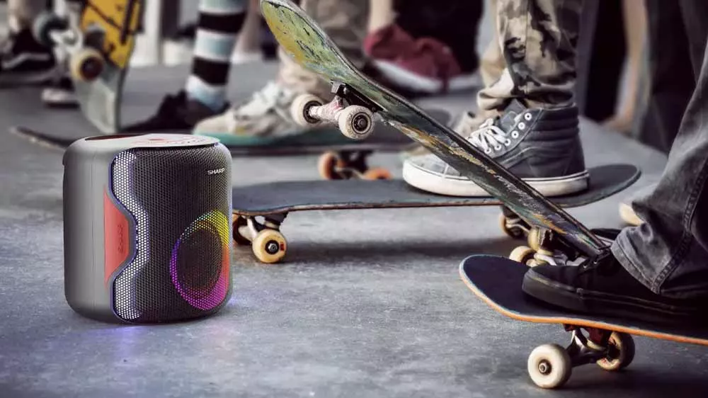 Skateboardisté poslouchají reproduktor Sharp_02