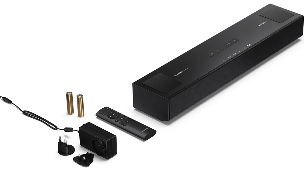 Soundbar Sharp 2.0.2 Compact Dolby Atmos HT-SB700 připojený k televizi přes HDMI s dálkovým ovladačem v popředí