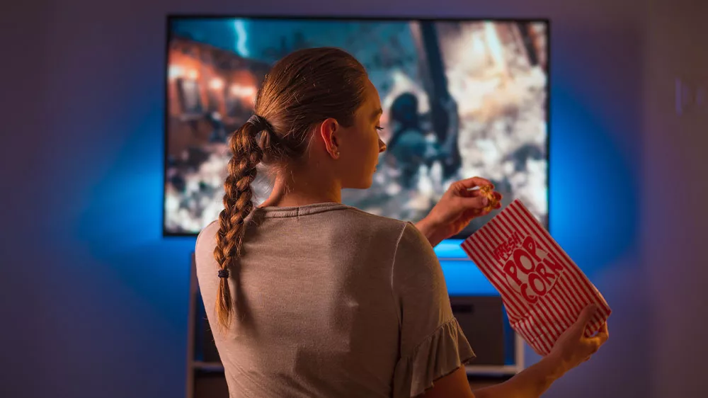 Žena sledující televizi 4K QLED 144Hz Sharp _02