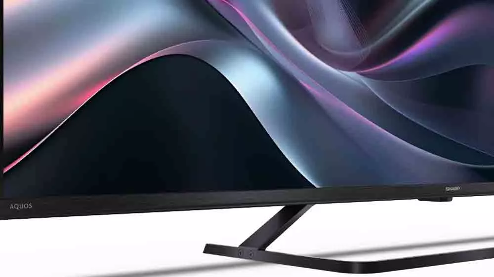 Detail na roh QLED televize Sharp 43HP6265E a její tenký rámeček _05