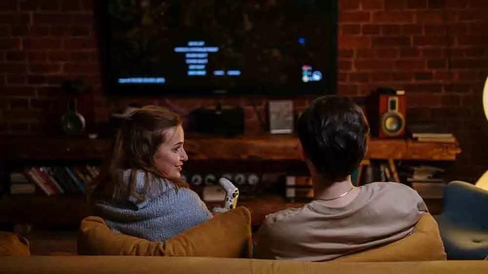 Dva lid&eacute; sed&iacute; na pohovce a sleduj&iacute; televizi _04