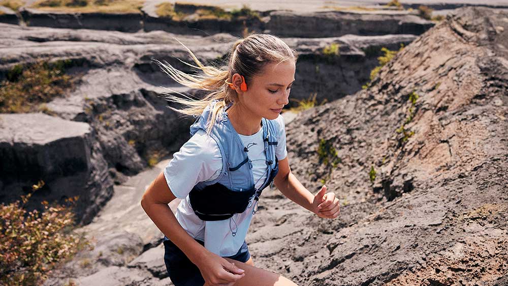 Žena běž&iacute; se sluch&aacute;tky Shokz OpenRun Pro 2_05