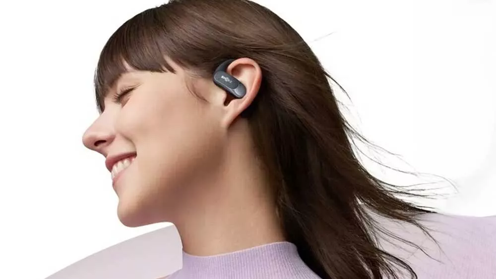Slečna užívající si poslech sluchátek SHOKZ OpenFit Air_03