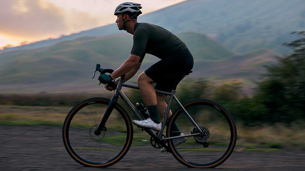 Cyklista s bezdrátovými sluchátky Shokz OpenRun Pro 2 Mini_02