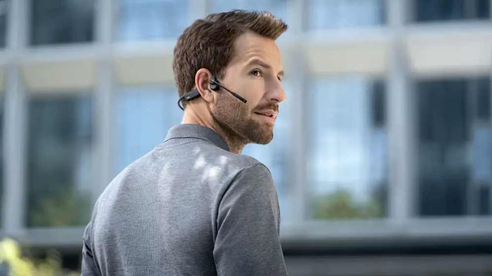 Muž so slúchadlami Shokz OpenComm2_04