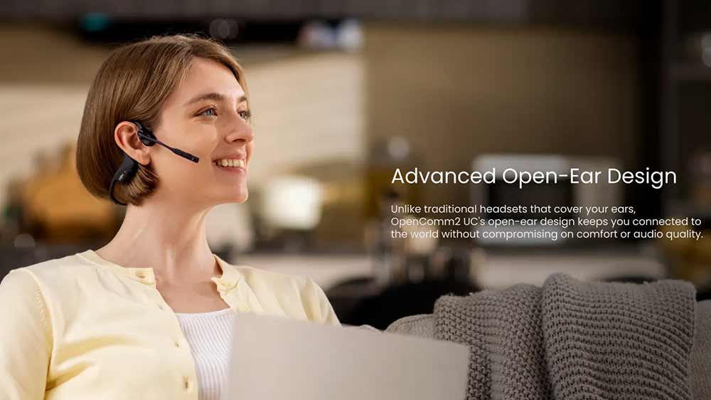 Žena so slúchadlami Shokz OpenComm2 v obývačke_04