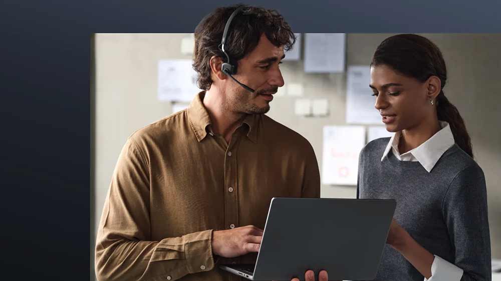 Muž so slúchadlami Shokz OpenMeet hovoriaci so ženou_02