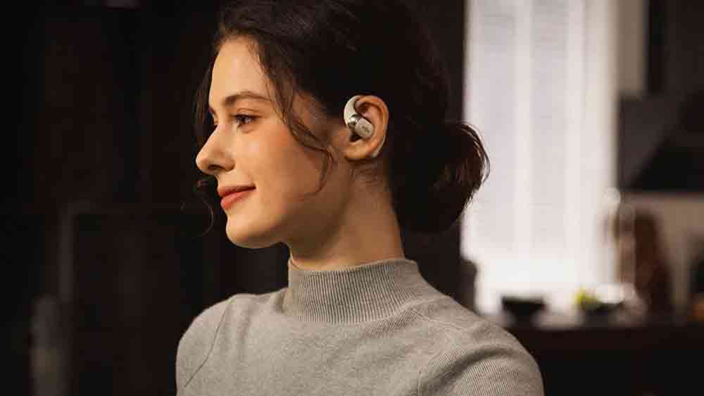 Žena so slúchadlami Shokz OpenFit 2, béžovými_02