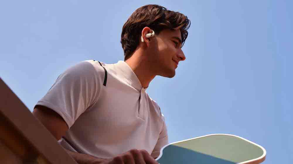 Muž športuje so slúchadlami Shokz OpenFit 2, béžovými_03