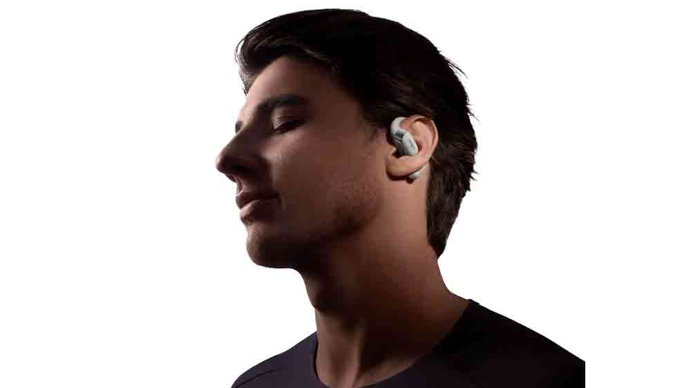 Muž so slúchadlami Shokz OpenFit 2+, sivými_04