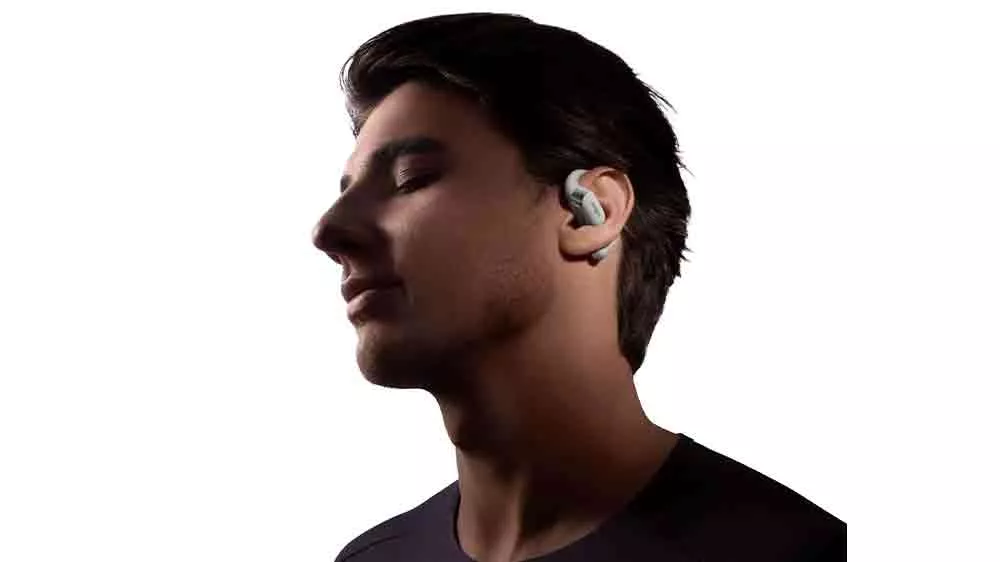 Muž so slúchadlami Shokz OpenFit 2+, sivými_04