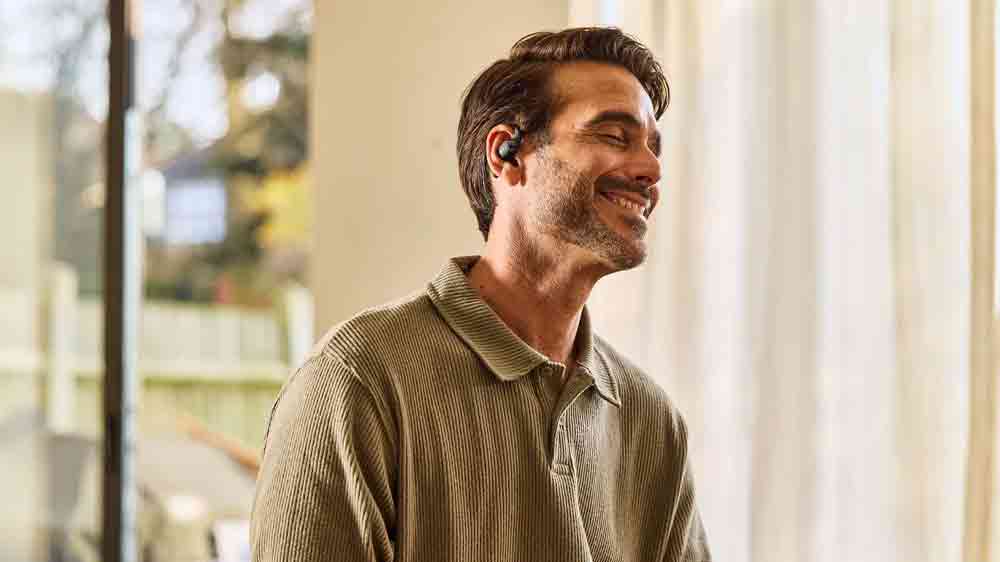 Žena cvičí jogu so slúchadlami Shokz OpenFit 2+, sivými_03