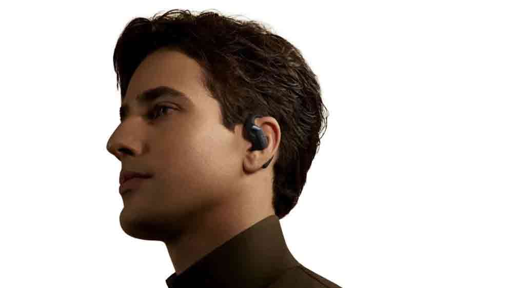 Muž so slúchadlami Shokz OpenFit 2+, sivými_04