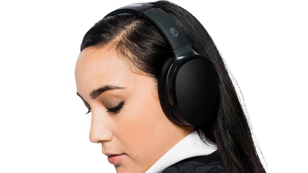 Žena s bezdrátovými sluchátky Skullcandy Hesh ANC Wireless Black_04