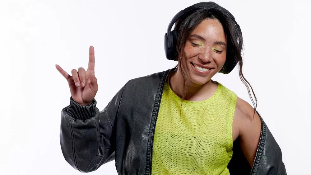 Žena s bezdr&aacute;tov&yacute;mi sluch&aacute;tky Skullcandy Crusher ANC 2 Wireless Over-Ear_03