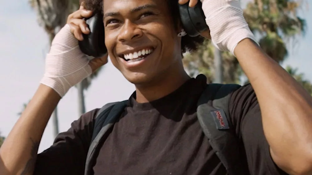 Muž s bezdr&aacute;tov&yacute;mi sluch&aacute;tky Skullcandy Crusher ANC 2 Wireless Over-Ear_04