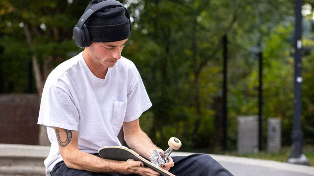 Muž s bezdr&aacute;tov&yacute;mi sluch&aacute;tky Skullcandy Crusher ANC 2 Wireless Over-Ear_05