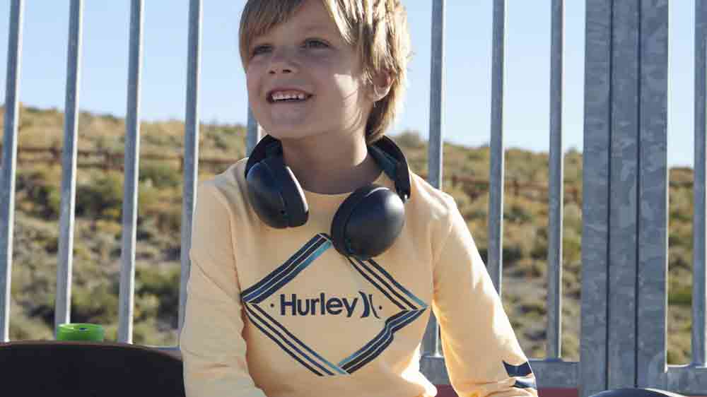 Chlapec se Dětsk&aacute; sluch&aacute;tky Skullcandy Grom Wireless Kids kolem krku_02