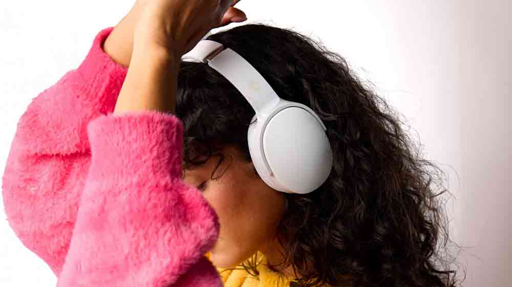 Žena so slúchadlami Skullcandy Hesh Evo Bone Orange_02